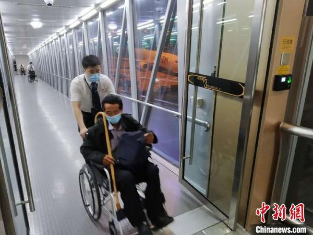 西藏航空为11名特殊“轮椅旅客”返藏提供暖心服务