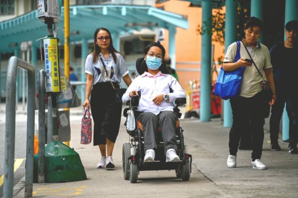 【坚定不放弃．有片】肌萎少女被评估活不过18岁 轮椅上追梦「只剩双眼都想生存！」