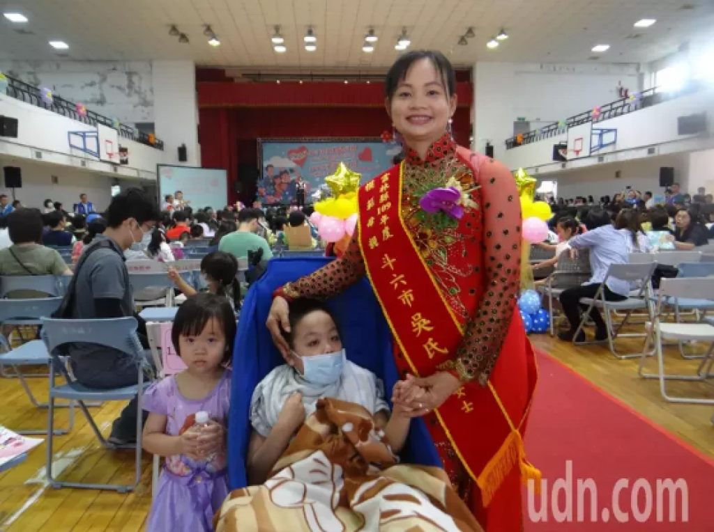 雲林縣越南媽媽吳氏深對子女的愛無怨無悔，用她崇高無上的母愛，照顧兩名罕見疾病子女，12年來如一日，十分感人。