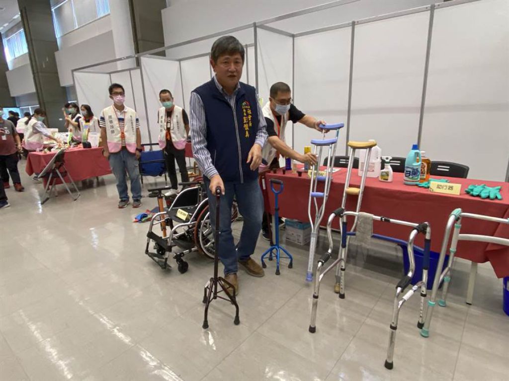 台中市社會局18日在市府內打造小型輔具中心，社會局長彭懷真體驗輪椅與助行器。