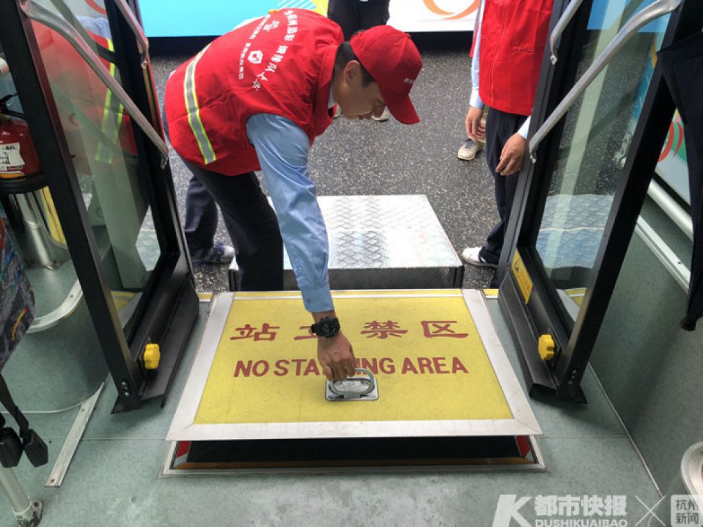 其次，普通纯电动公交车厢内两侧均设有座椅，公交集团将582路车辆车厢箱体正中部分座位拆除，大大扩展了空间，并在两侧安装软棉挡板防止轮椅滑行。
