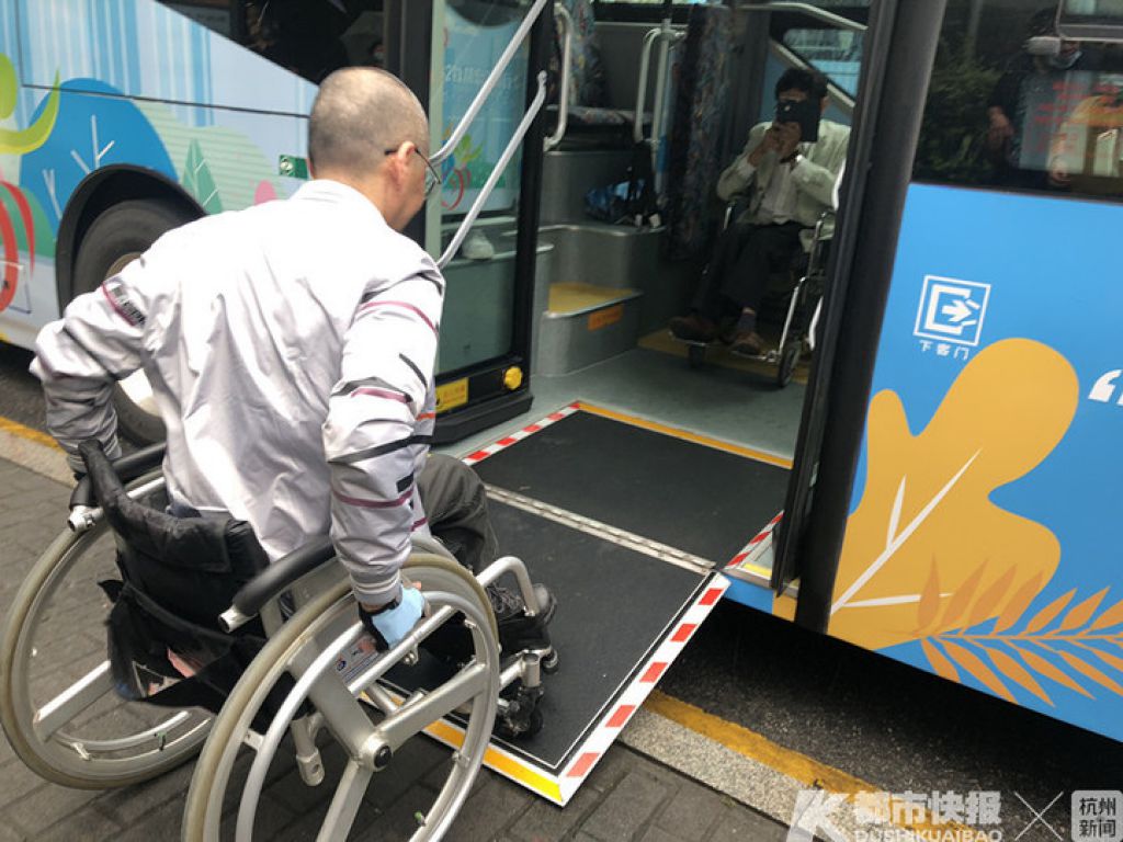 残疾人免费乘坐！杭州首条服务残疾人的助行专线周六开通，后门配有车载轮椅导板，车内能停放多辆轮椅！