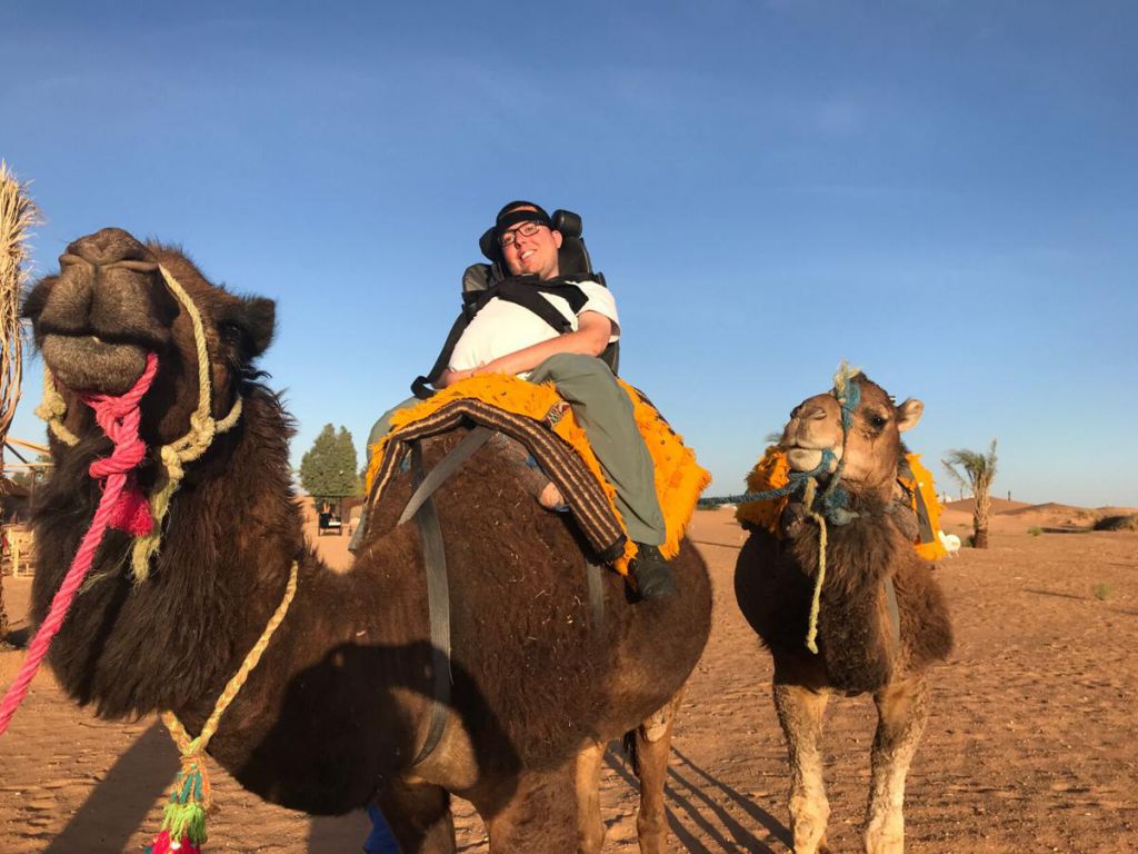 Cory Lee在摩洛哥骑骆驼