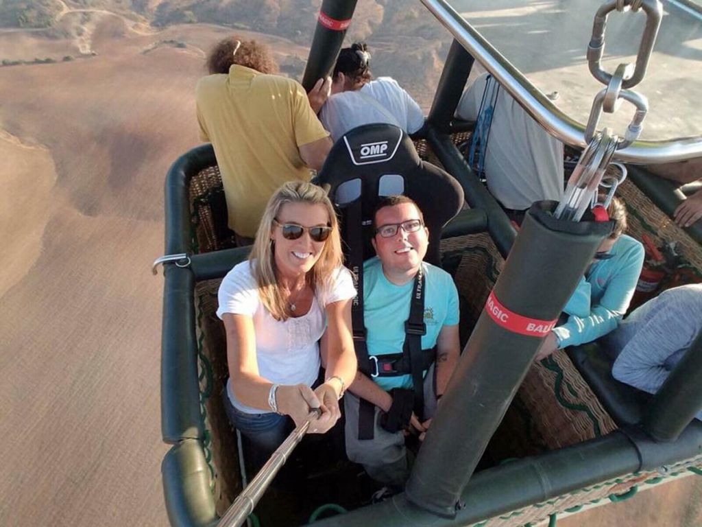 Cory Lee和他的母亲Sandy Gilbreath在以色列内盖夫沙漠上空的热气球上