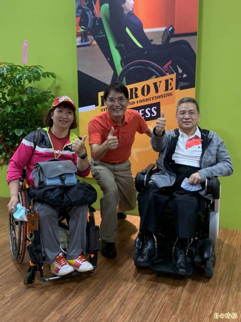 中華民國輪椅夢公園推動聯盟副會長周國政（右）與前體育署署長高俊雄（中）合影