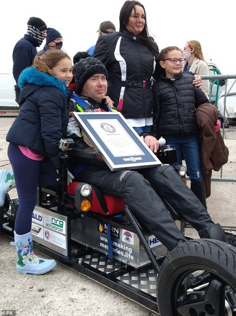 Jason Liversidge與家人一起超越了之前的62mph的紀錄，並在輪椅上達到了66.826mph的速度
