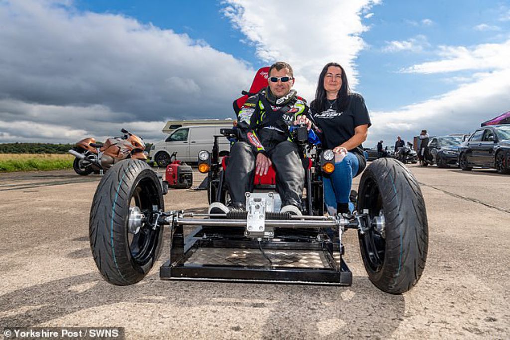 44歲的腎上腺素癮君子父親癱瘓了95％，患有運動神經元疾病，無法說話，這表明他對打破輪椅速度記錄感到高興，因為他繼續希望“科學能夠找到治癒的方法”