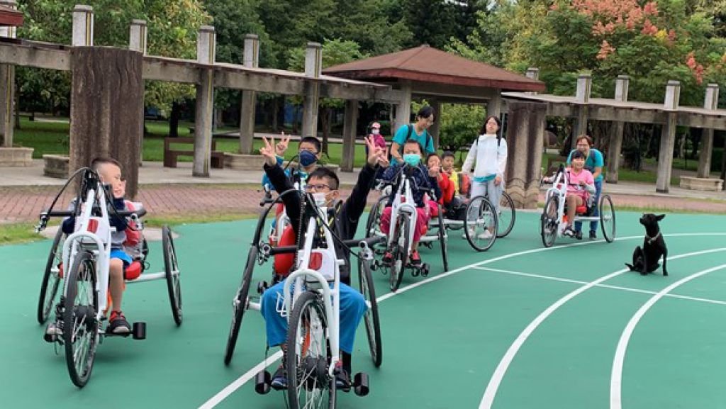 特教生体验新北市轮椅梦公园 享受数十种运动乐趣