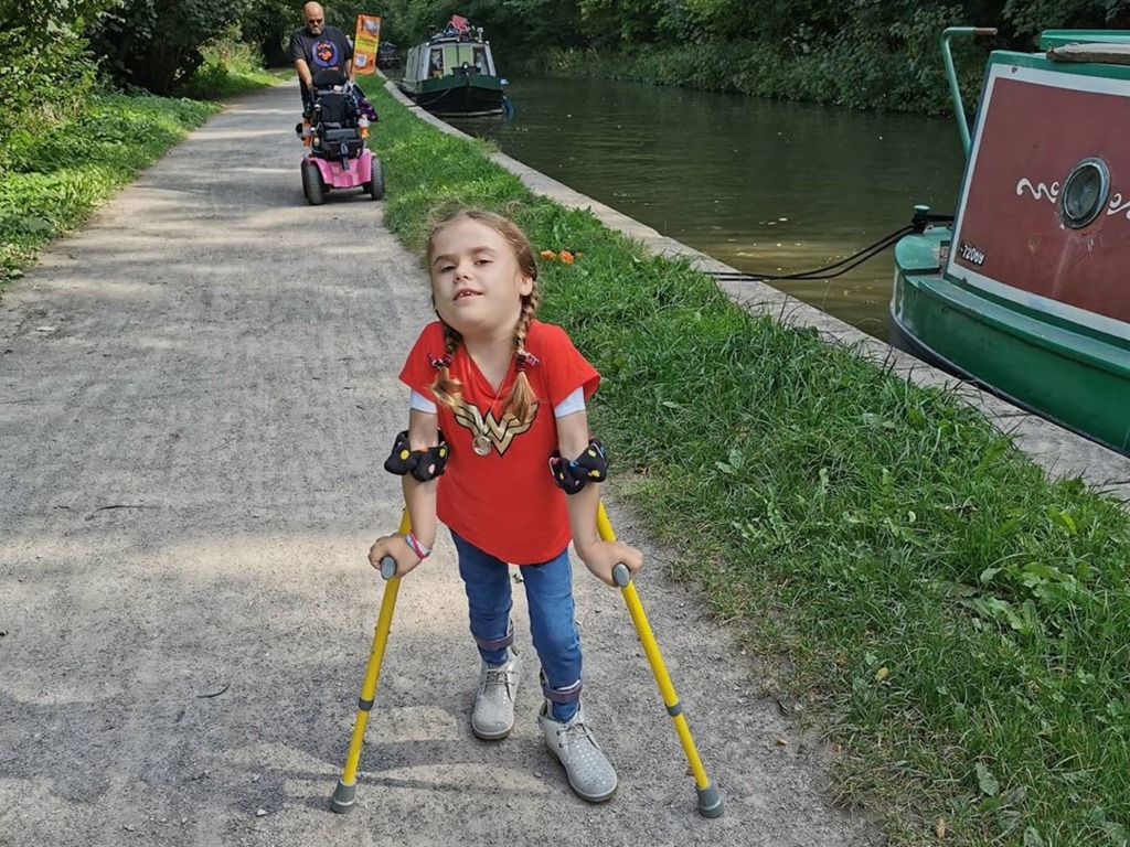 【愛心病童】6歲罕見病女孩克服腿部肌肉萎縮　化身「神奇女俠」挑戰長征300公里籌款