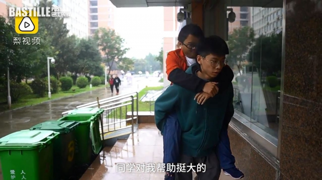 推輪椅接送次子 慈母無言照顧3殘障兒：全家健康就高興