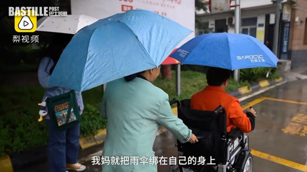 推輪椅接送次子 慈母無言照顧3殘障兒：全家健康就高興