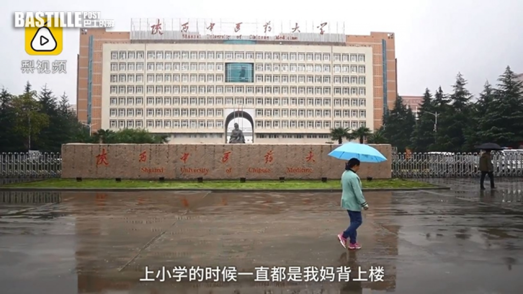 推輪椅接送次子 慈母無言照顧3殘障兒：全家健康就高興