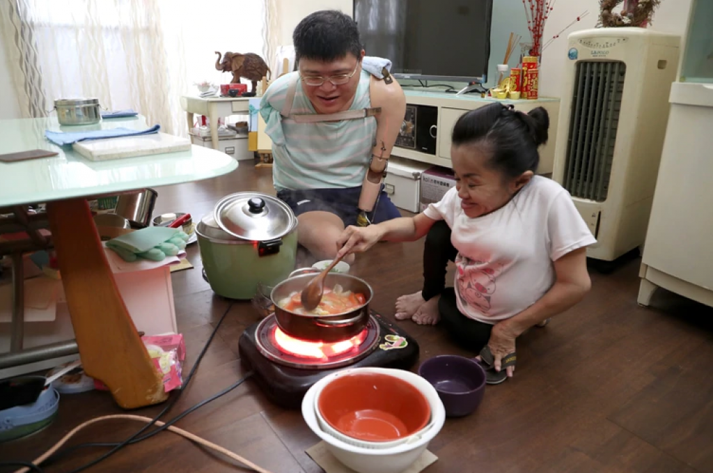 陳靜琪為了配合自己的高度，把電磁爐擺放在地上煮菜