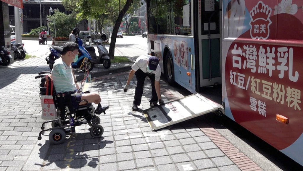 許世皇之前不敢一個人搭公車，有一次為了去探望陳靜琪才鼓起勇氣克服這個障礙。