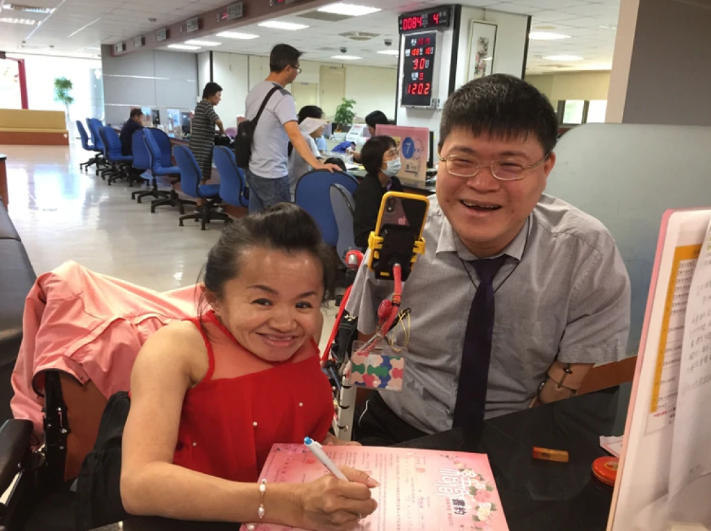 許世皇與陳靜琪兩人在2019年10月前往台中中區區公所辦理公證結婚
