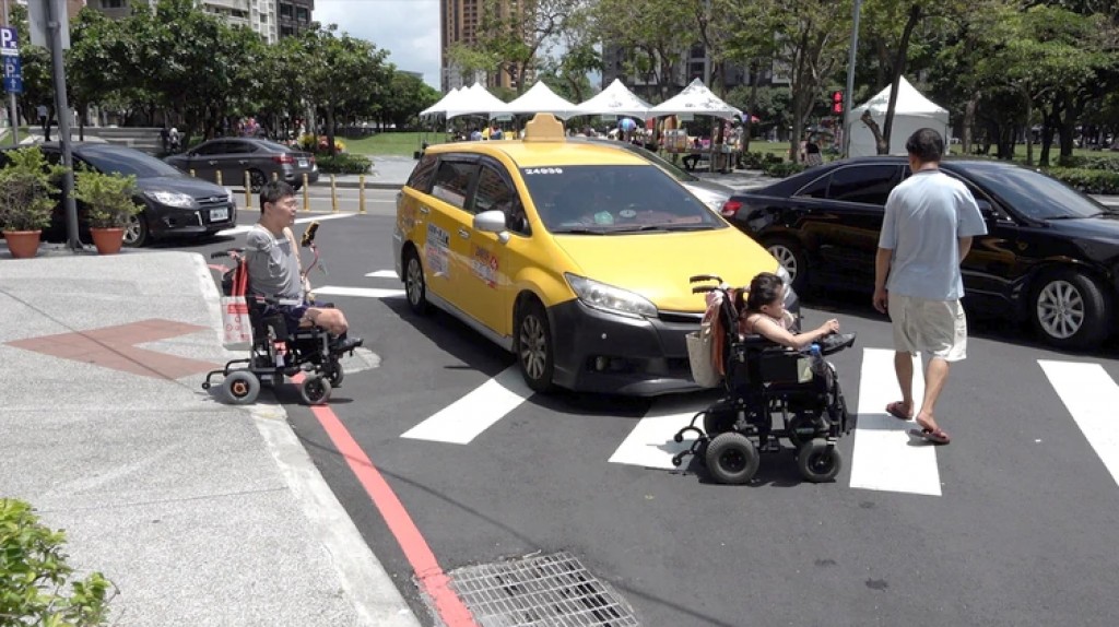 許世皇和陳靜琪依靠電動輪椅移動，在人車多的路口就要特別小心交通狀況。