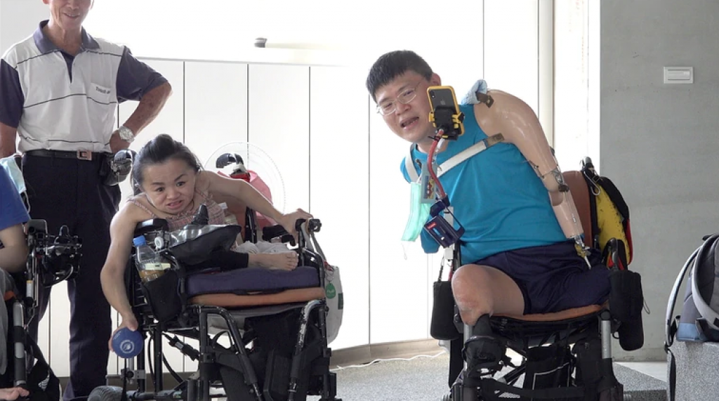 許世皇和陳靜琪參加台中市腦性麻痺關懷協會舉辦的地板滾球球聚，他們常常一起參加身障團體的活動。