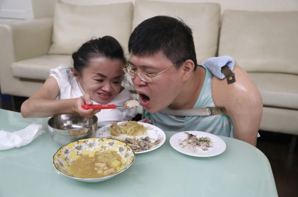 陳靜琪煮好飯後餵許世皇吃飯