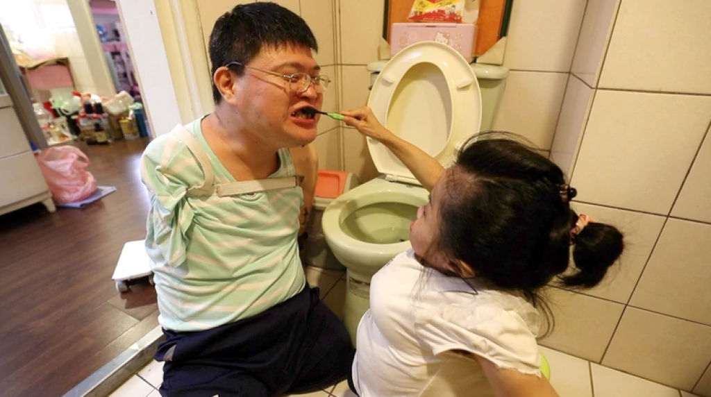 陳靜琪幫許世皇刷牙