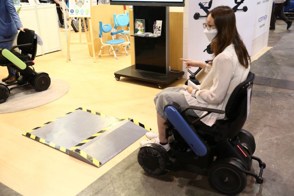 文化村在去年引入有「輪椅界Tesla」之稱的日本Whill個人電動代步車