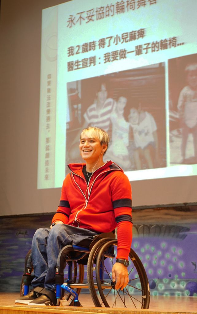 永不妥协的轮椅舞者 郑自强台南慈中开讲