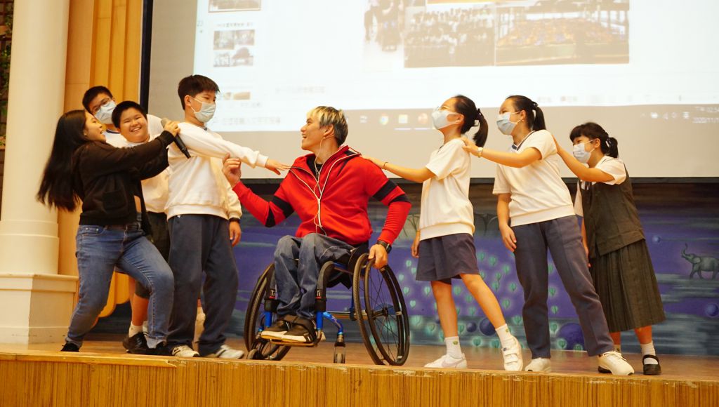 永不妥協的輪椅舞者 鄭自強臺南慈中開講