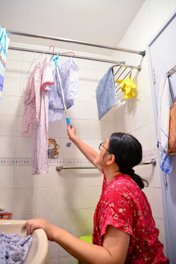 麗君打理家頭細務洗衫