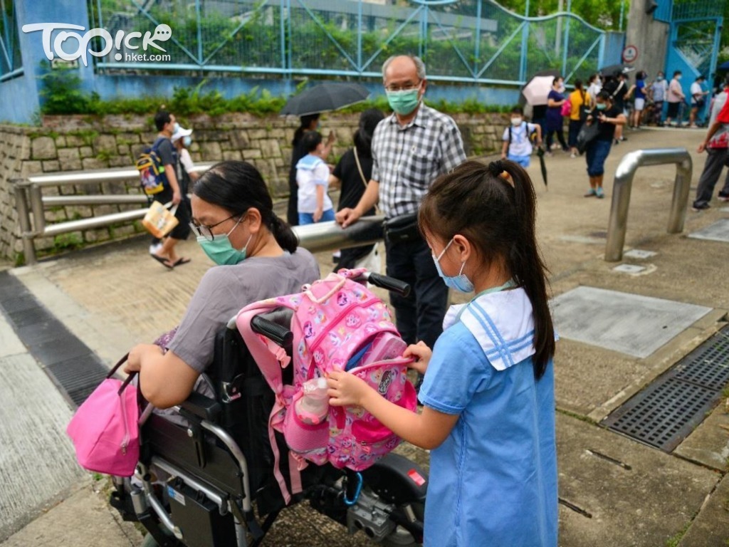  麗君幫忙托管鄰居的8歲女兒，而女孩很乖巧，亦會照顧麗君，彼此幫忙