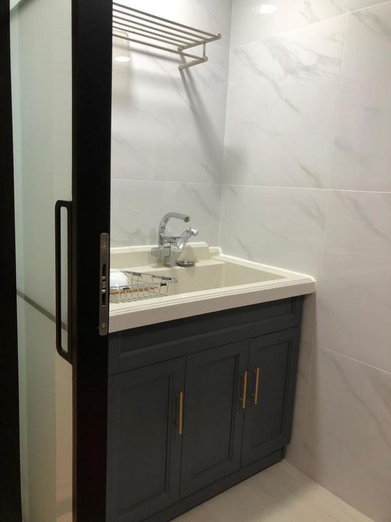 廚房玻璃門後方為工作間，另一邊為煮食區