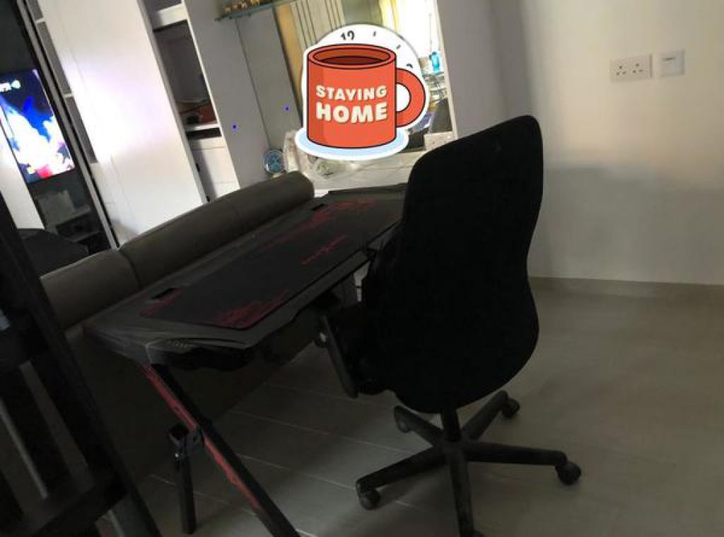 梳化後方擺放電競枱