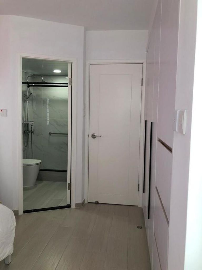 主人房同樣沒有採用地台設計，通道預留足夠空間