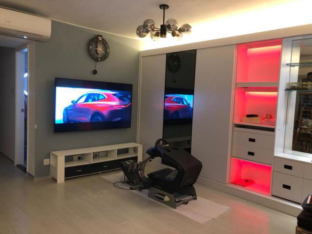 神枱和飾櫃門長時間打開，上方燈槽可增加空間感