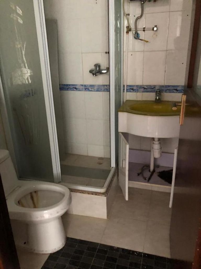 裝修前浴室，企缸空間狹窄，且裝潢殘舊