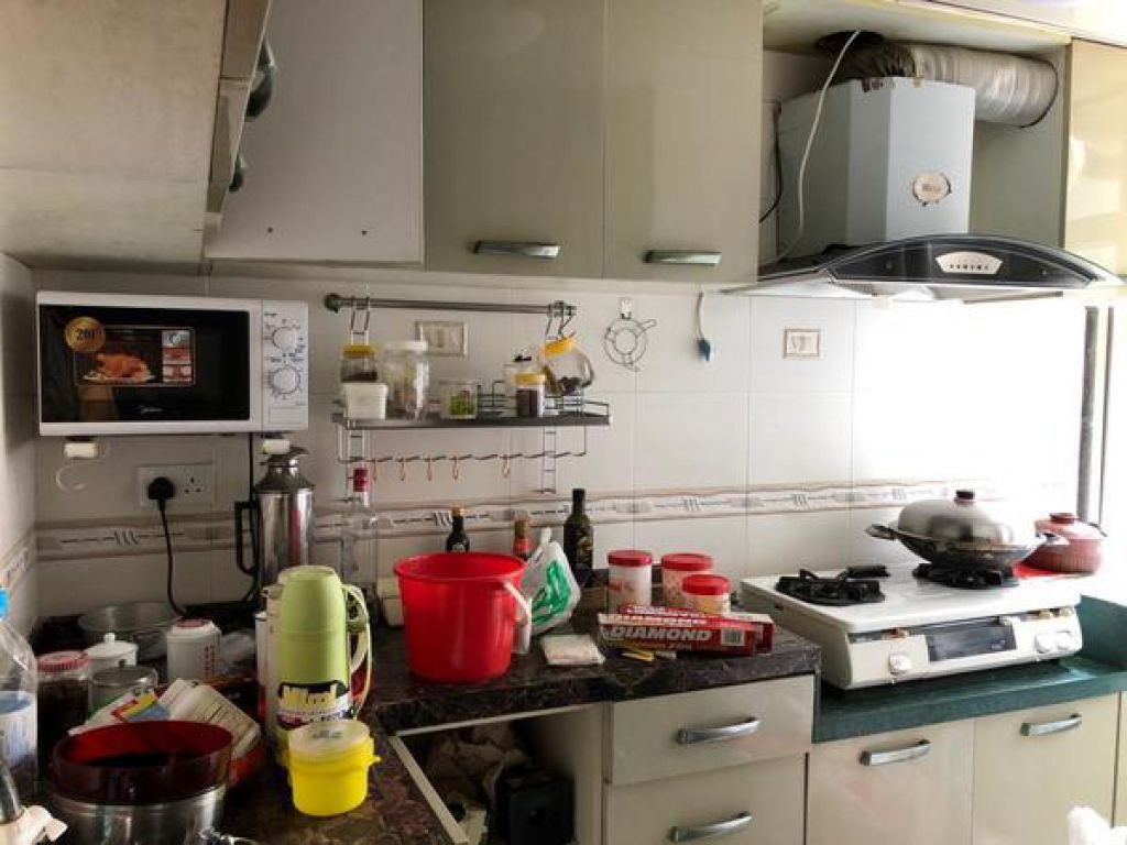 裝修前的廚房屬梗廚，物品擺放較雜亂