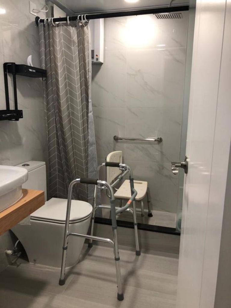 浴室難免有水漬，故特別選用防滑地板