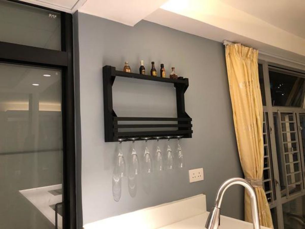 牆上層架用作擺放陳小姐父親的酒，成為迷你品酒區