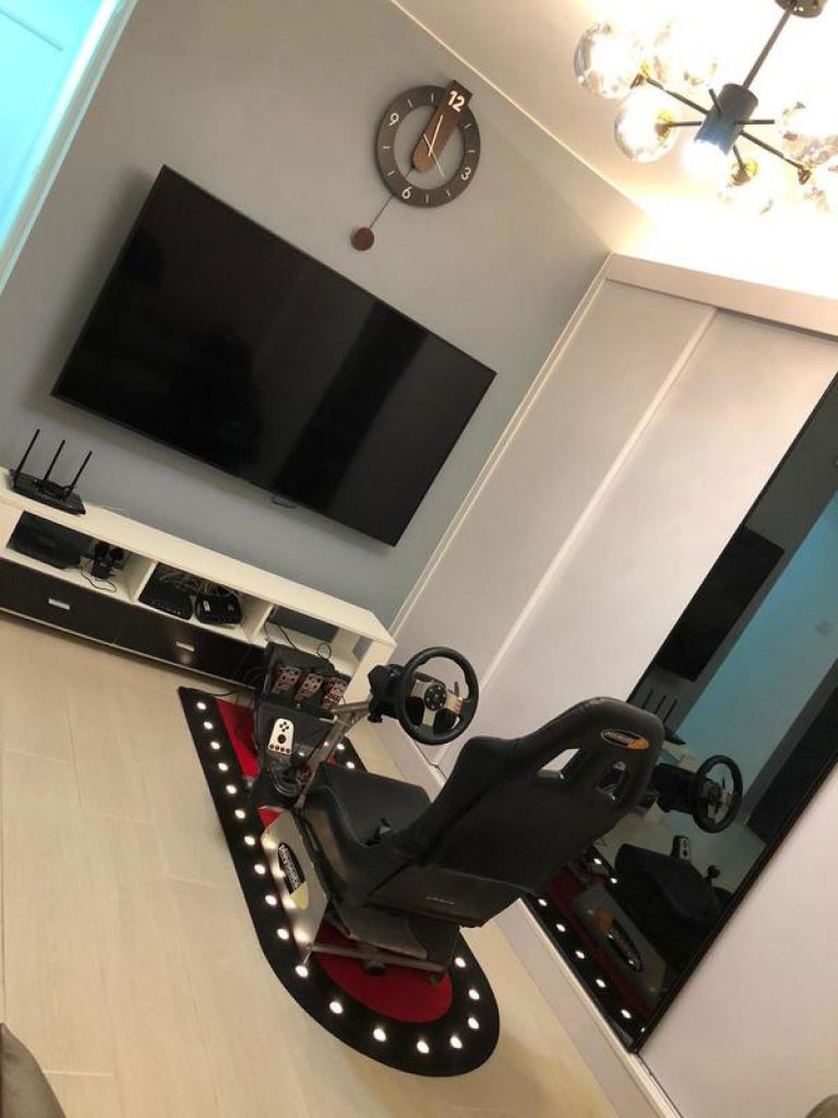 客廳擺放一台模擬賽車椅