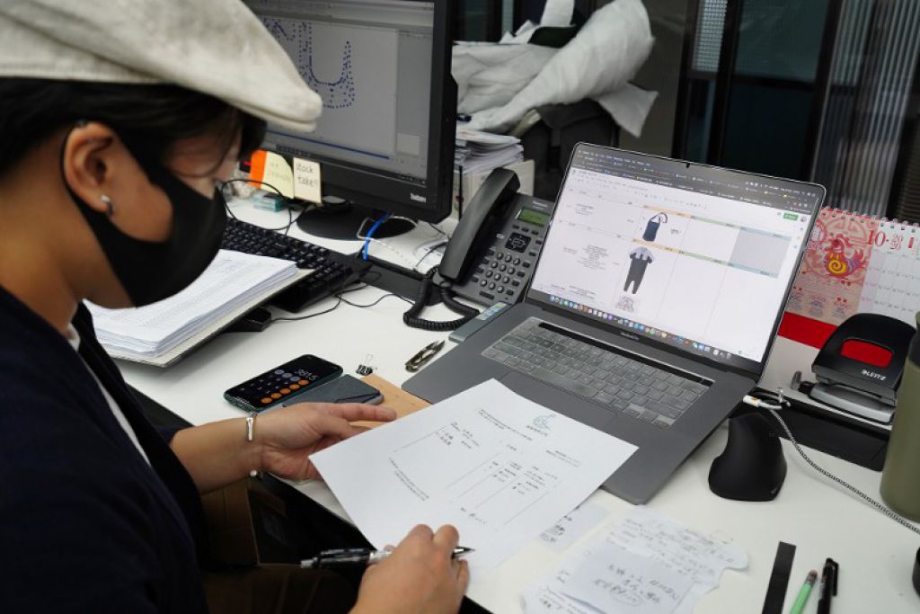 店内设计师身兼多职，除设计服装外，还打点工作室大小事务。