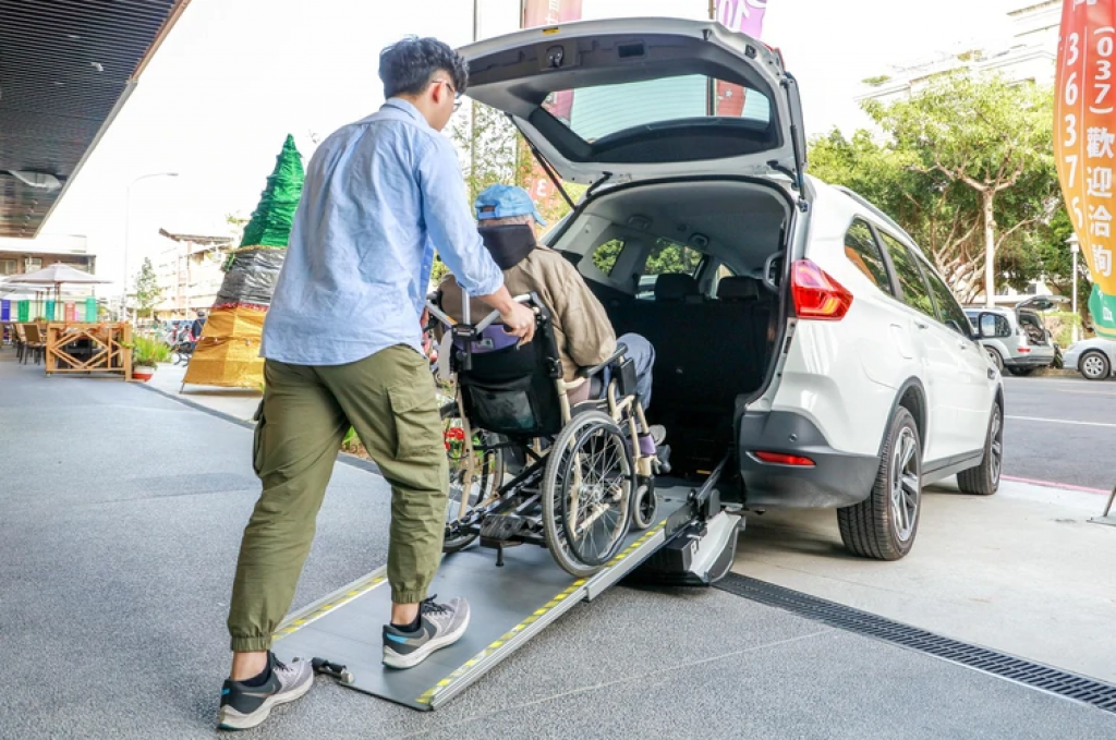Luxgen URX樂活款車上有「Quick Lock易扣」輪椅快扣裝置，能提供家庭旅遊行程中高齡輪椅乘客方便寬敞的上下車乘車環境。