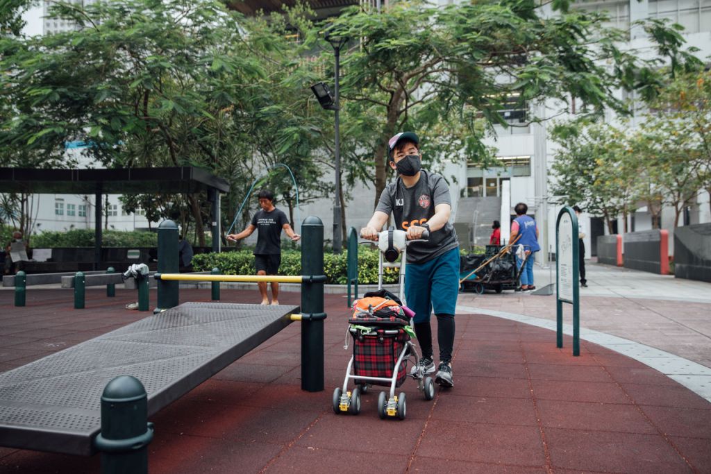 访问当日，他从住所出发前往约好的地方拍摄访问，800米左右的路途，大约走了45分钟。