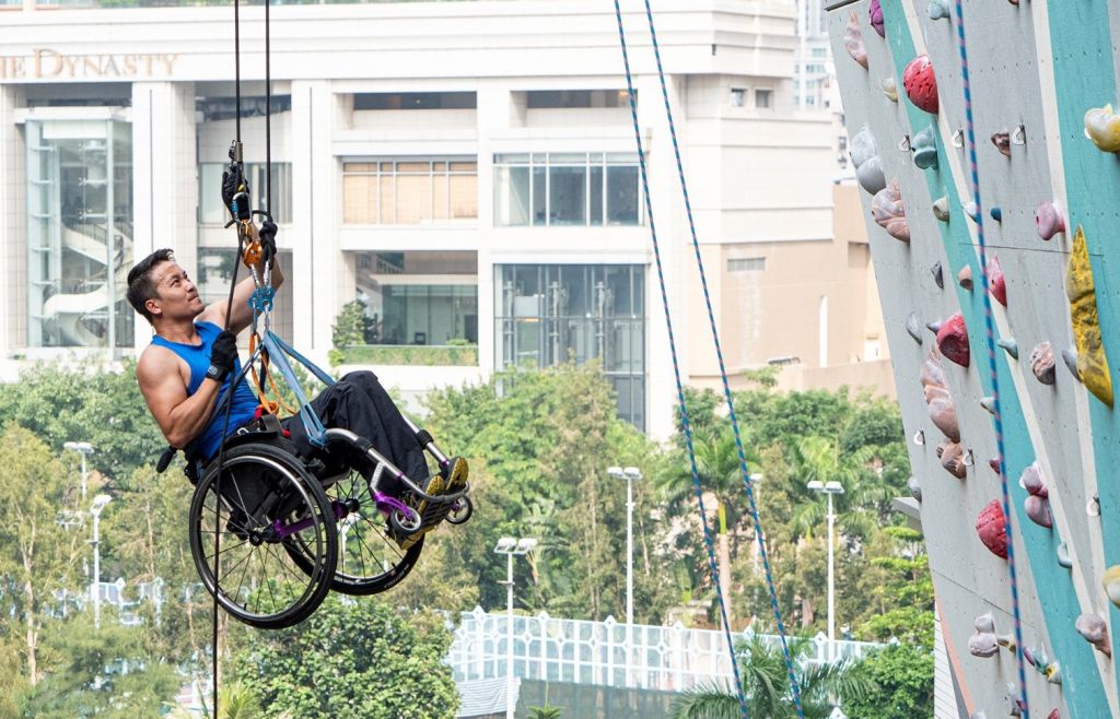 輪椅攀登者黎志偉繼登上獅子山後 挑戰鬧市攀登三百米摩天大廈