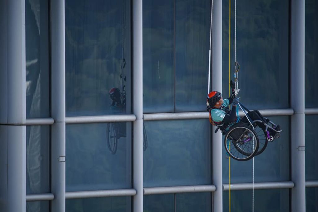 轮椅攀登者黎志伟倾尽全力 坚持攀登如心广场超过 10 小时 总攀登高度超越 250 米 筹得善款达港币 600 万