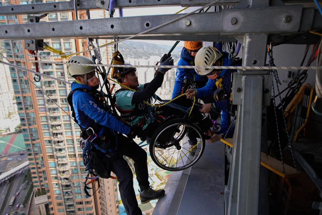 輪椅攀登者黎志偉傾盡全力 堅持攀登如心廣場超過 10 小時 總攀登高度超越 250 米 籌得善款達港幣 600 萬
