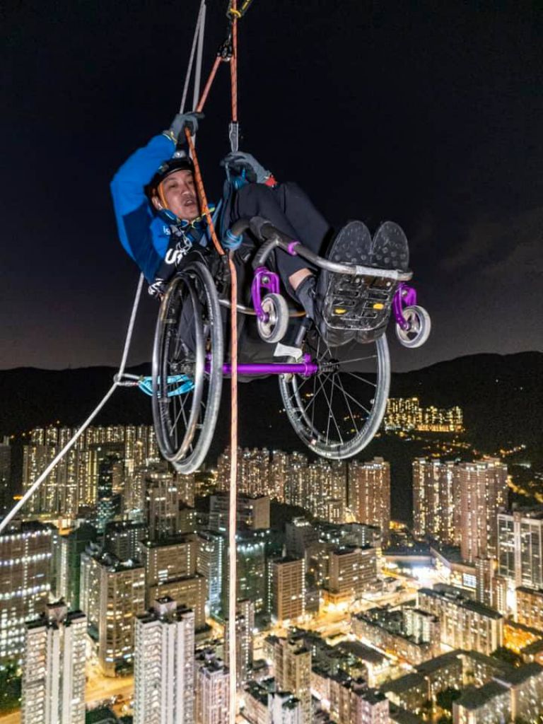 輪椅攀登者黎志偉傾盡全力 堅持攀登如心廣場超過 10 小時 總攀登高度超越 250 米 籌得善款達港幣 600 萬