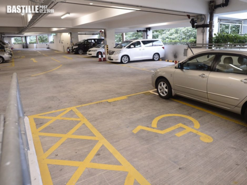 泊車證明書讓持證人在接載殘疾人士時，可在運輸署轄下的政府多層停車場特定停車位泊車。