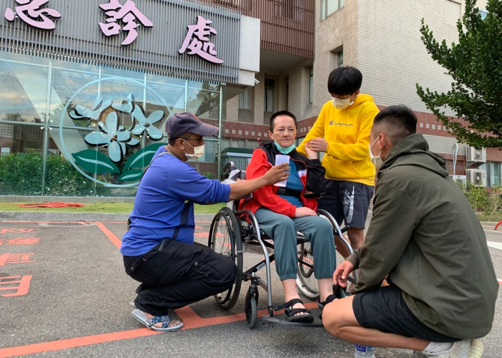 之前阿珍（中）中風癱瘓由先生（左）照料住院復健，右為讀國三女兒與服役長子於假日前來探視，但因疫情管制僅能在醫院門外相聚。