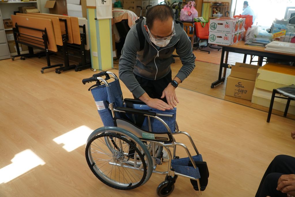 現場有職員示範如何按新輪椅
