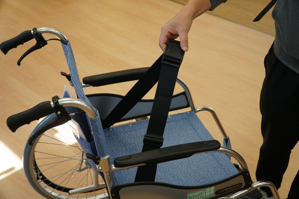 新輪椅設有安全帶，以防使用者不慎跌倒