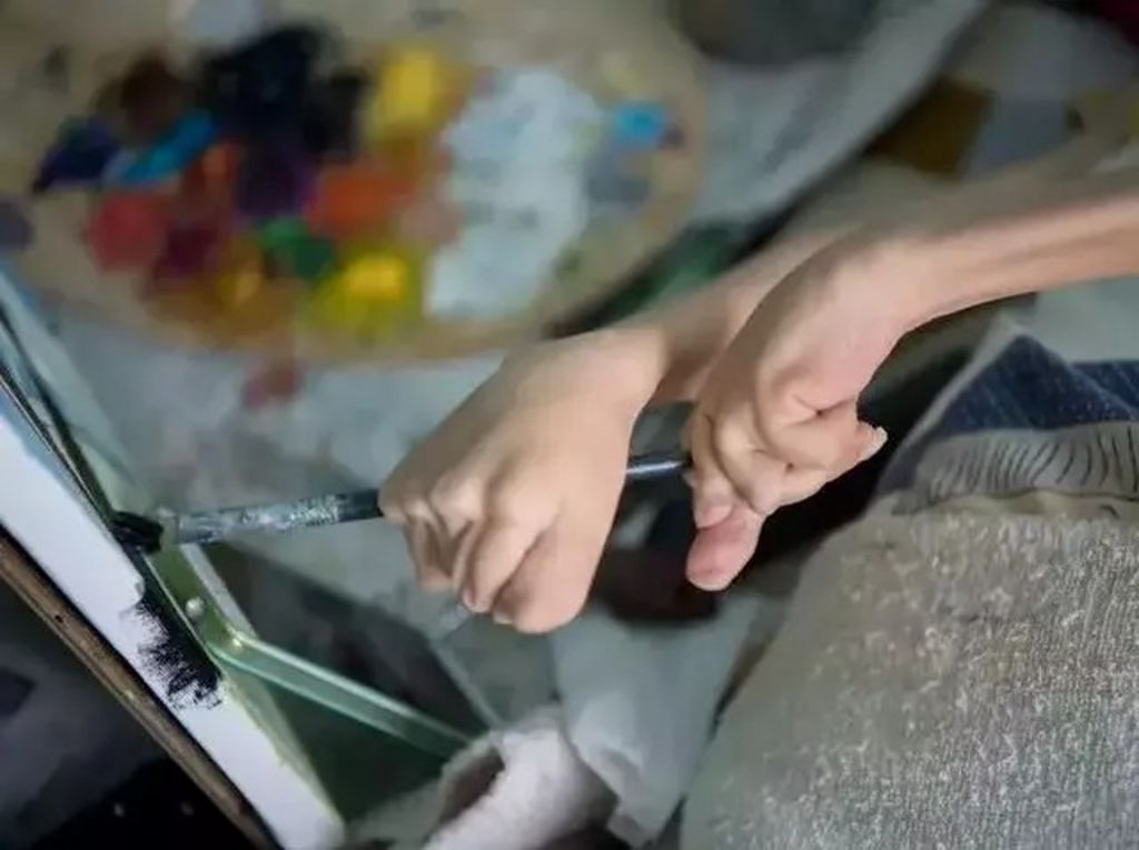 山西女8歲全癱 臥床30餘年 卻憑超人毅力以畫筆創造最感人童話