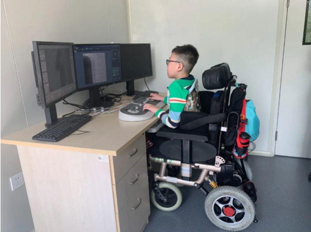 2019年11月5日，患有脊髓性肌萎縮症的11歲男孩小包子實現了當物理學家的夢想。
